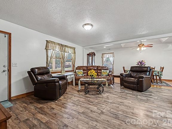 3rd image of 3917 Lake Rd