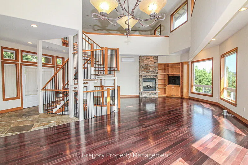 4 bed, 4.0 bath, 4550 sqft, $6,990 — Photo 3