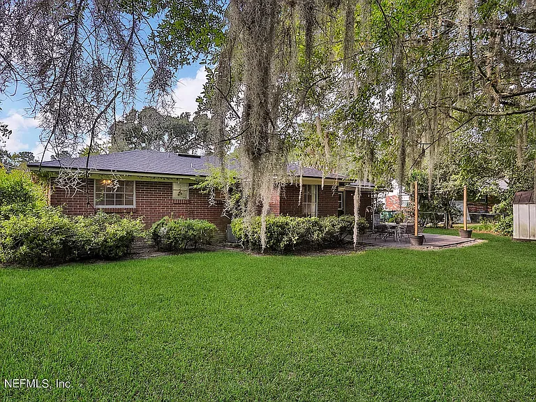 8211 Gwendolyn Rd — Photo 41