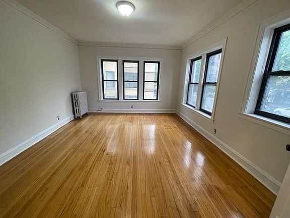 3rd image of 3929 N Pine Grove Ave #1W