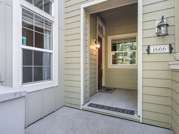 2nd image of 1666 NE Ashberry Dr