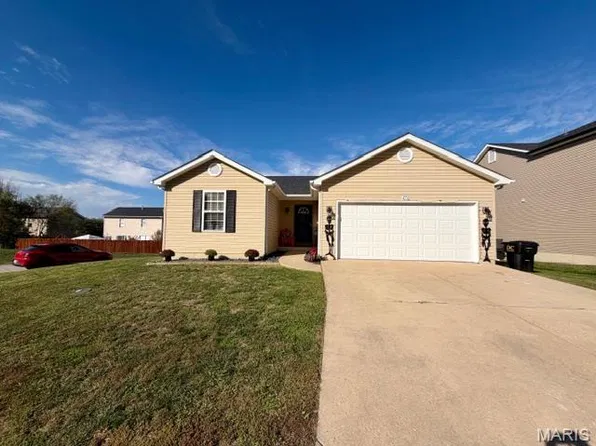 272 Equestrian Dr, Winfield, MO 63389