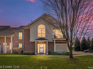 30200 Chesapeake Cir, Walled Lake, MI