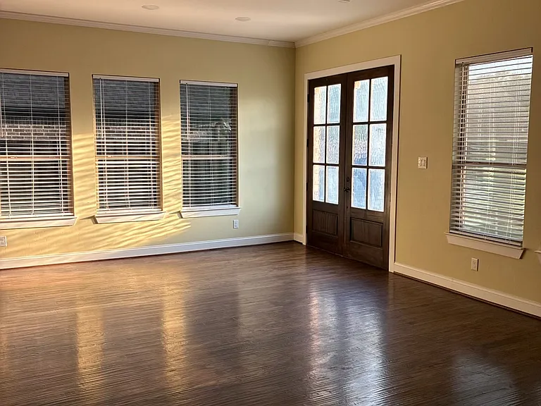 321 Bounding Main St — Photo 4