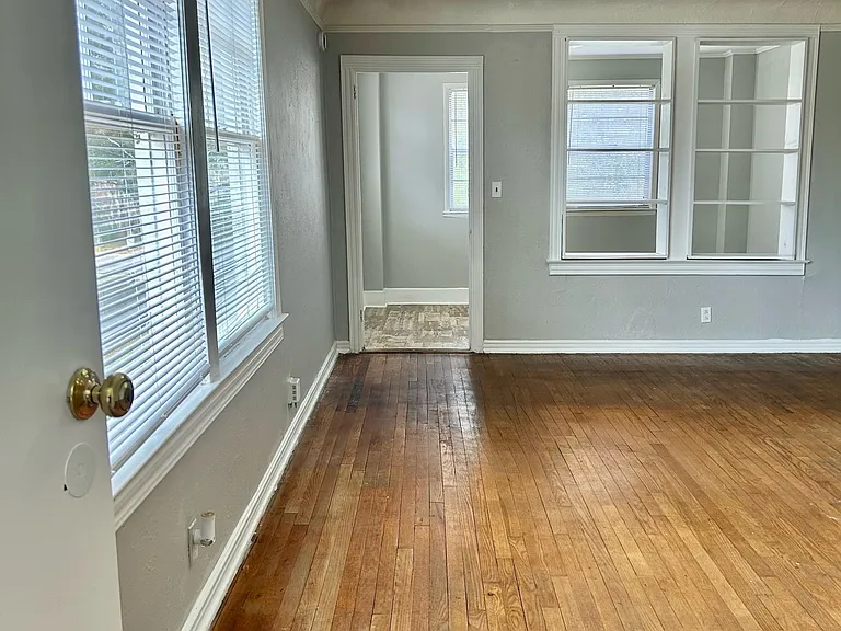 1215 Willow Branch Ave — Photo 3