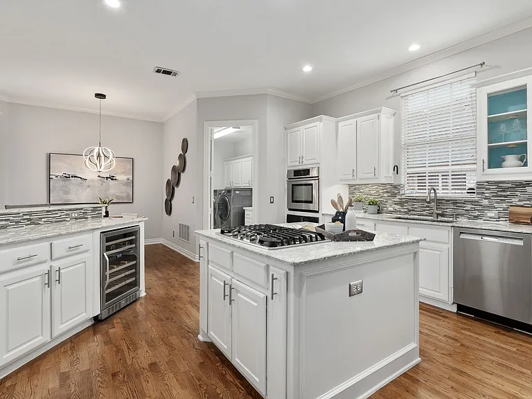 433 Martel Ln — Photo 6