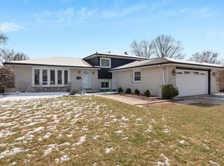 1609 Holly Ave, Darien, IL 60561