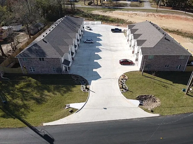 3 bed, 2.5 bath, 1305 sqft, $1,845 — Photo 2