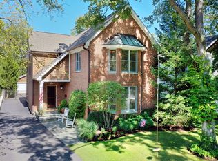 312 E Woodland Rd, Lake Bluff, IL 60044