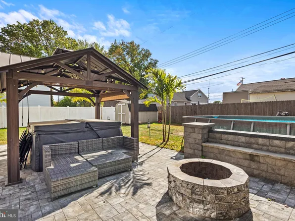 22 Green Lynne Dr, Levittown, PA 19057