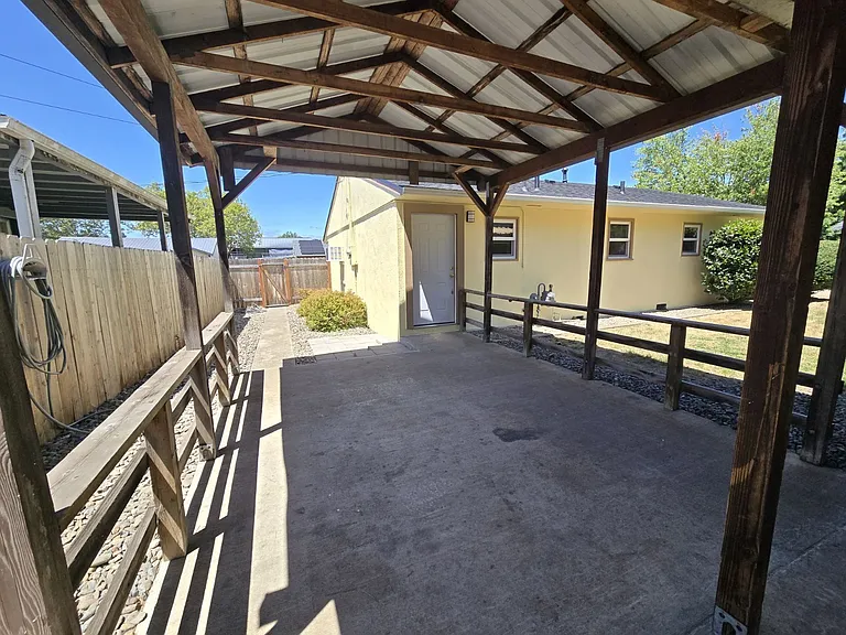 563 W Center St — Photo 33
