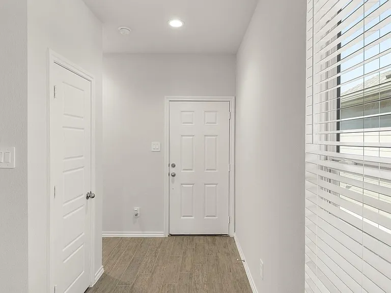 1713 Meadow Crest Dr — Photo 3