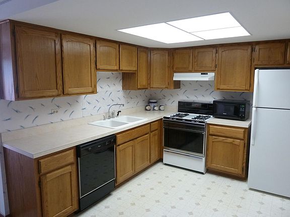 5th image of 8045 W 82nd St #8045
