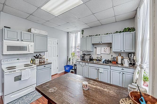 Kitchen and eat in space