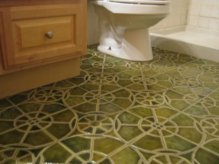 Hallway's bathroom