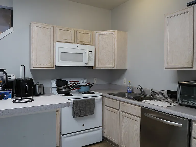136 E University Village Dr — Photo 5