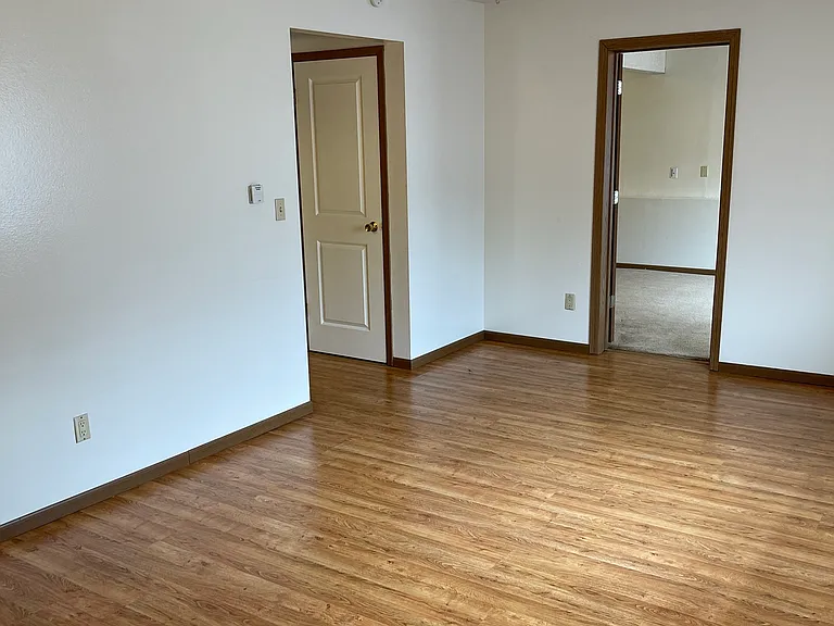 527 S Van Buren St #3 — Photo 4