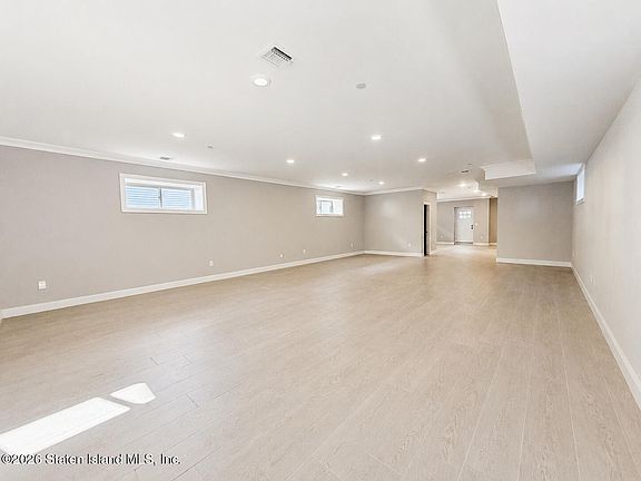 4th image of 46 Hunter Ave