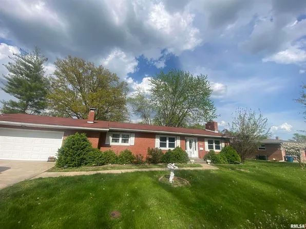 922 S Lake Dr, Du Quoin, IL 62832