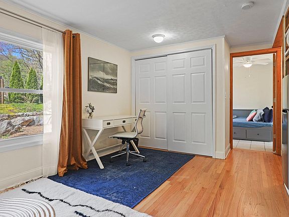 Dedicated work area
Large closet