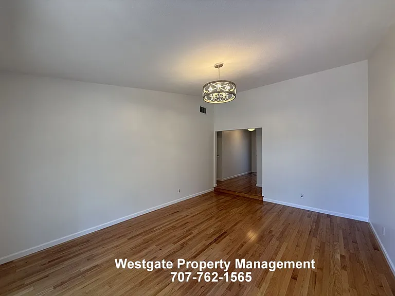 400 Smith Ct — Photo 15