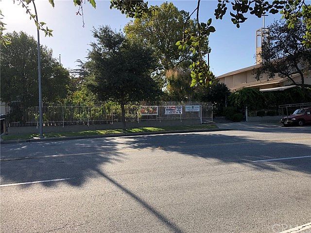 1st image of 1027 N Altadena Dr