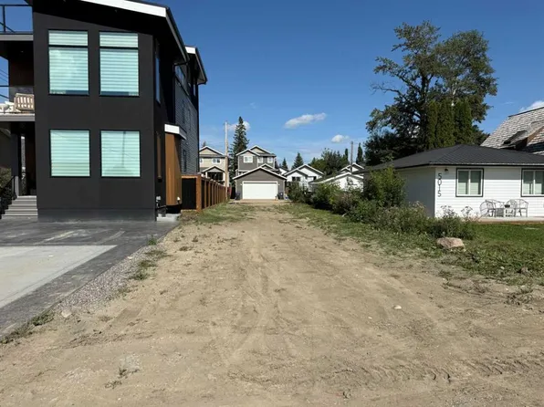 5017 42nd St, Sylvan Lake, AB T4S 1B9