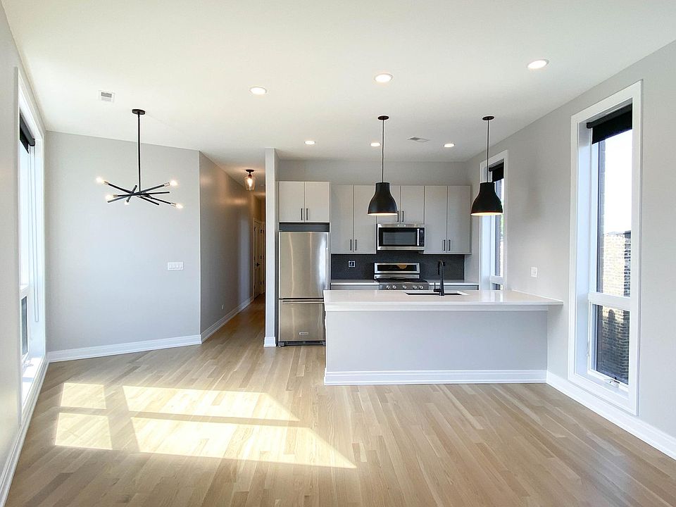 1st image of 1050 W Cornelia Ave #401R