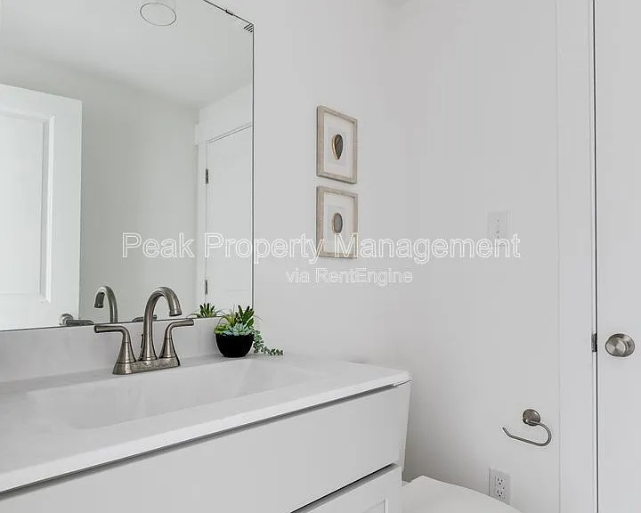 211 E 15th St — Photo 13