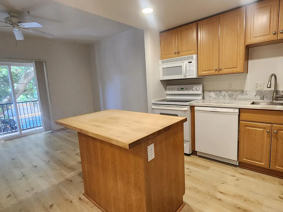 1033 S St #3