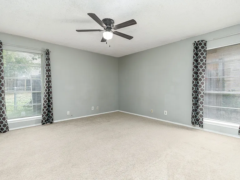 4471 Haymarket St — Photo 14