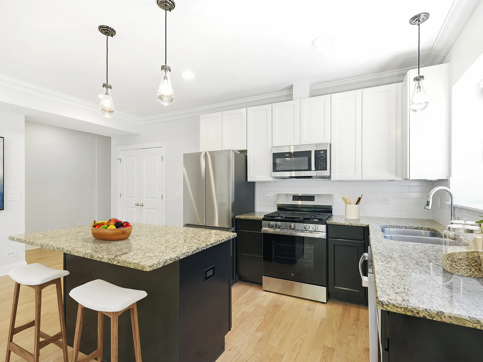 3 bed, 1200 sqft, $2,850 — Photo 3