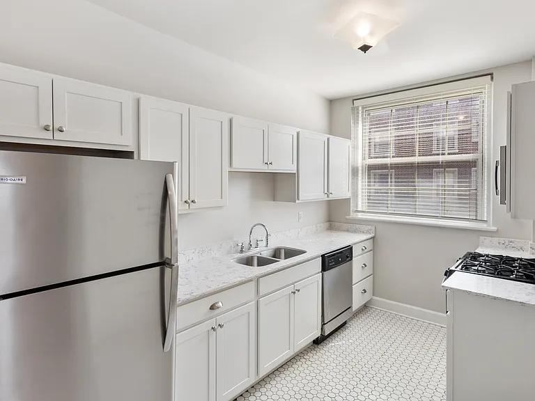 Buckingham & Balmoral Apartments — Photo 17