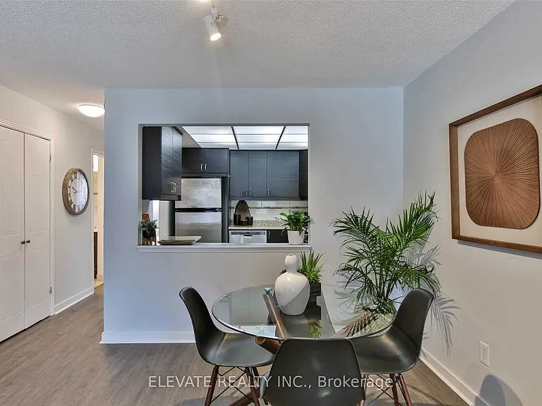 2131 Dufferin St — Photo 12