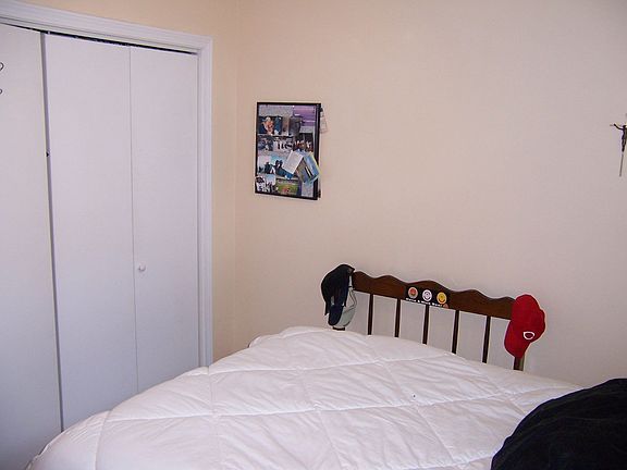 Beroom 1 w/lrg closet!