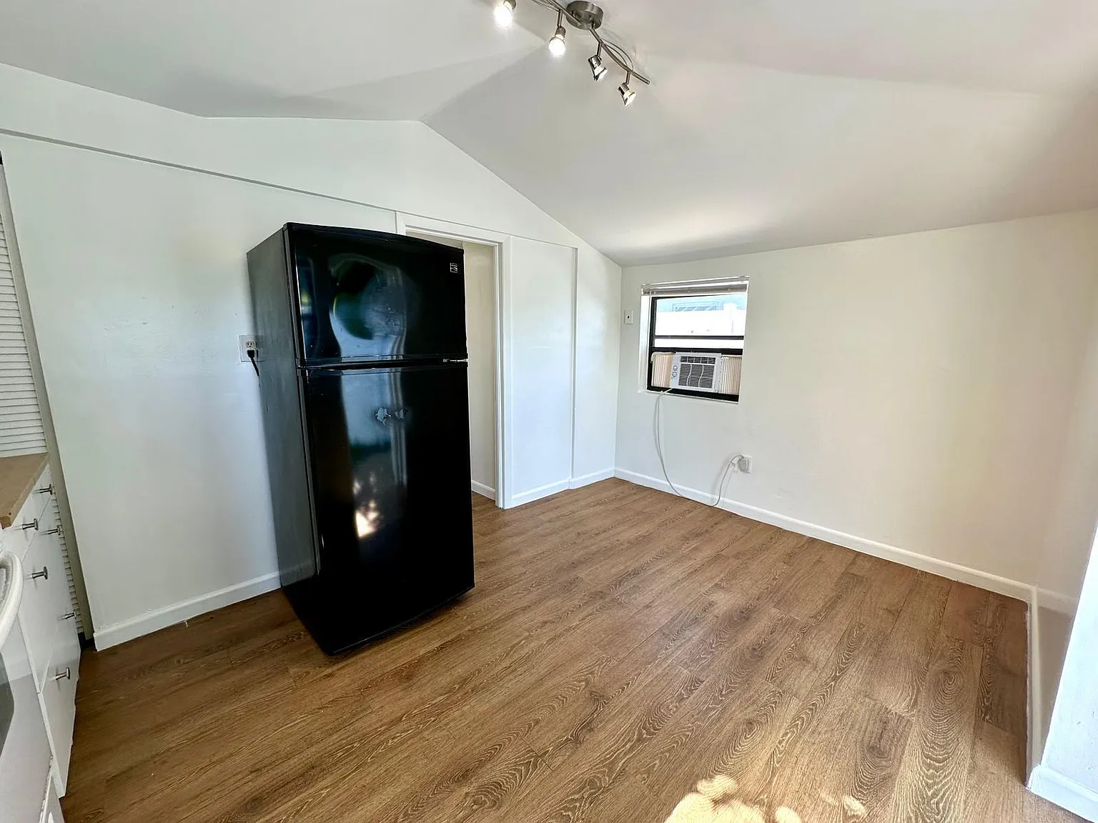Studio, 1.0 bath, 750 sqft, $1,500 — Photo 4