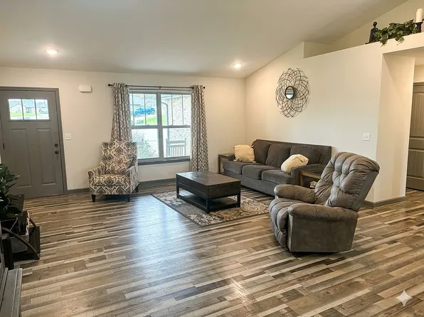 400 Zachary Ct, Holts Summit, MO 65043