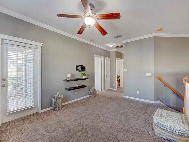 Loft/Flex Space With Access To The Balcony