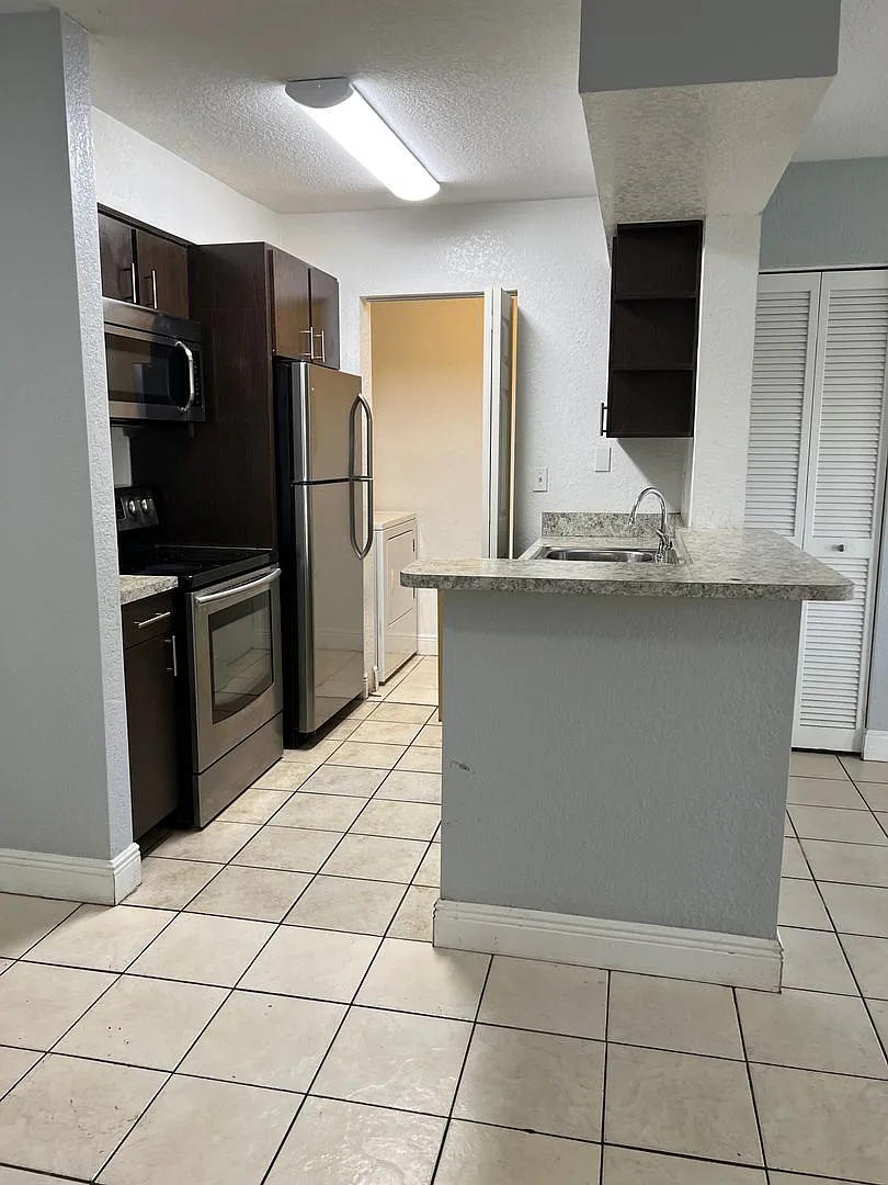 Building Photo - 1237 SW 46th Ave #801