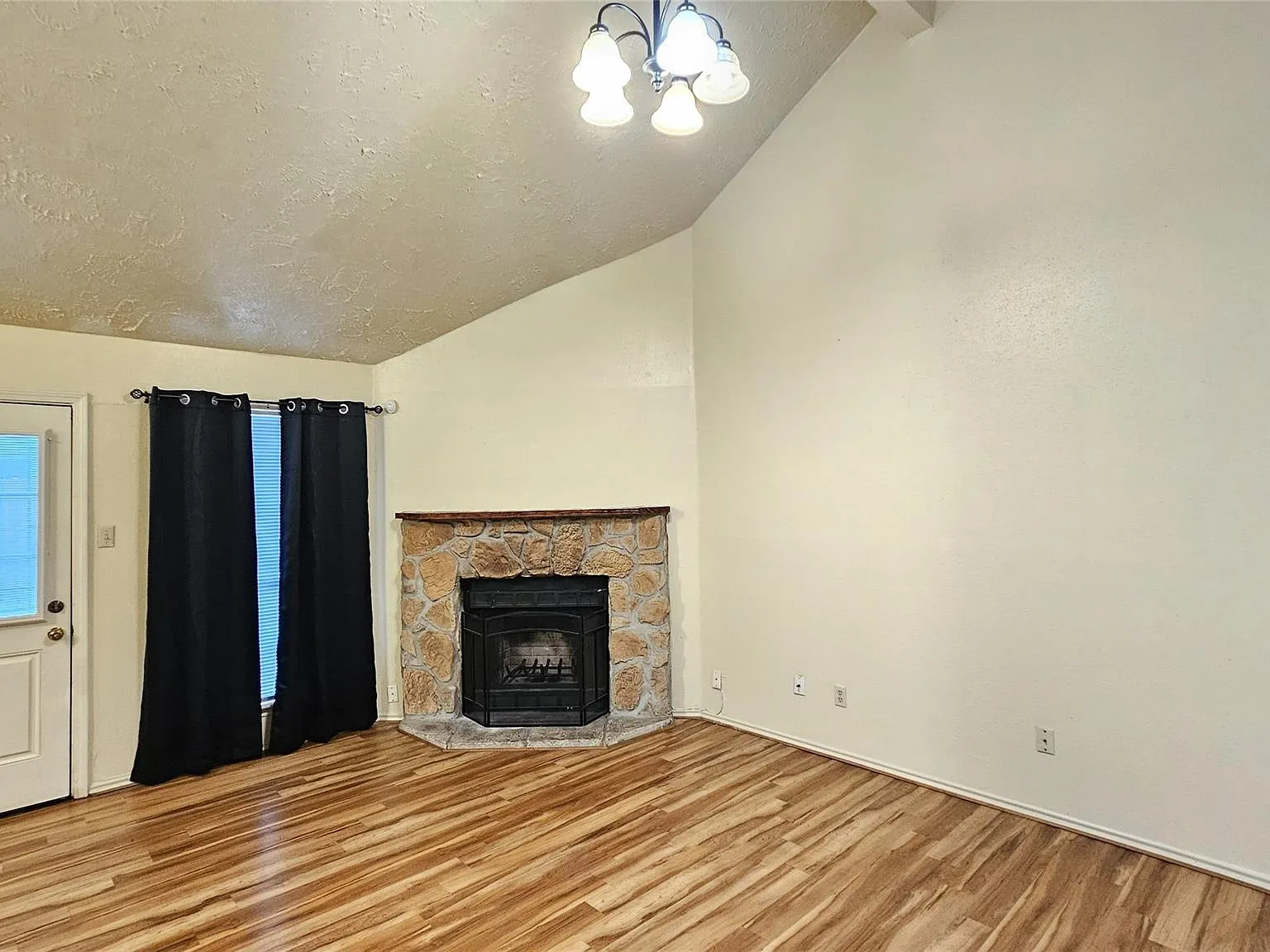 4 bed, 2.0 bath, 1481 sqft, $1,745 — Photo 3