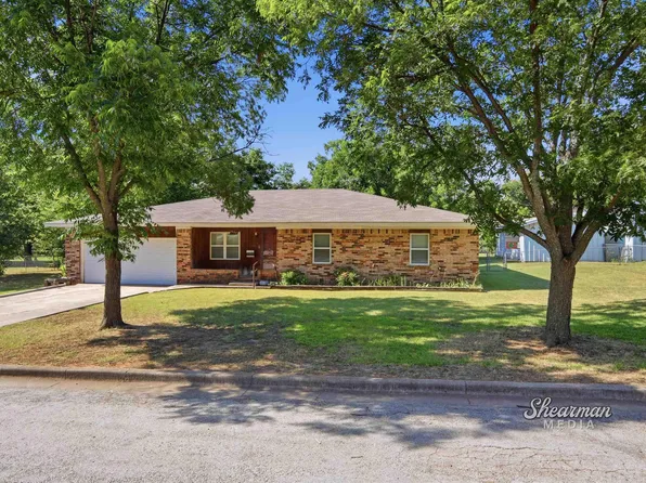 907 E Wichita St, Henrietta, TX 76365