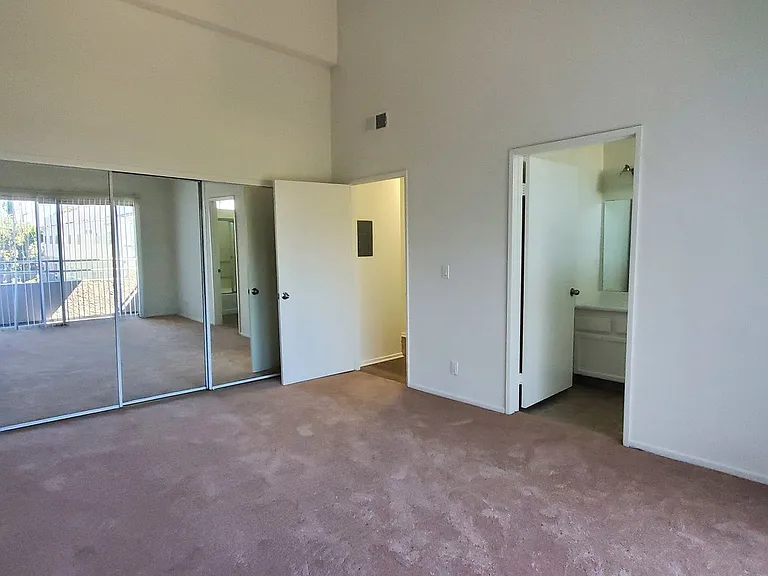 Farmdale Court Apartments — Photo 36