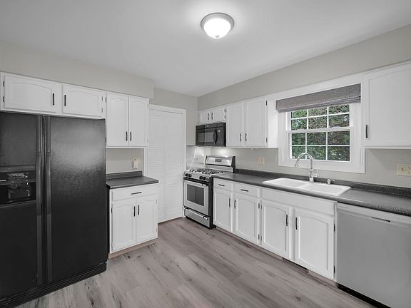 5th image of 1671 Grosvenor Cir Unit B