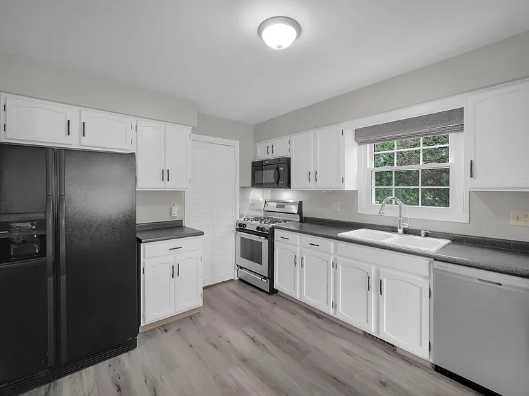 1671 Grosvenor Cir #B — Photo 5