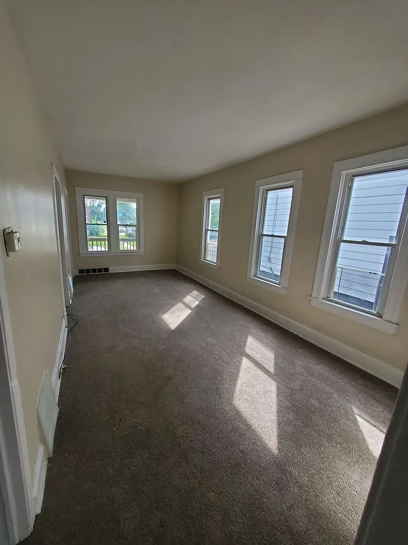 4 Bedroom Single Family — Photo 4