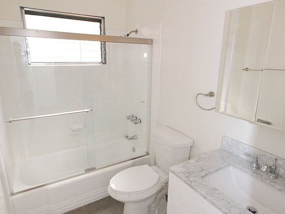 4th image of 915 N Ogden Dr APT 07