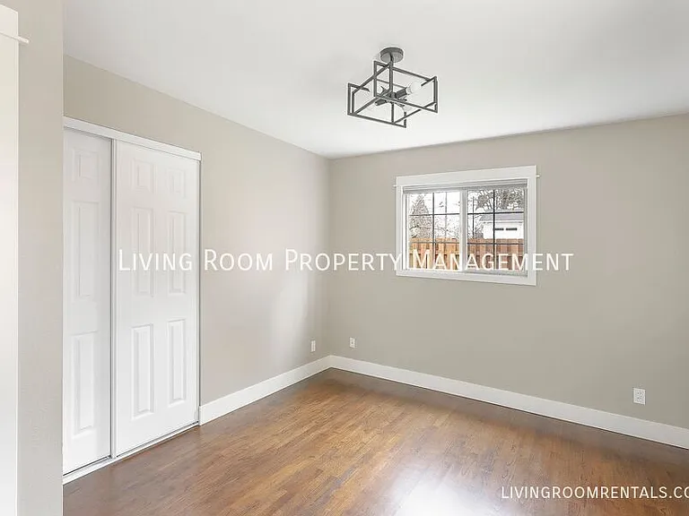 2040 SW Huntington Ave — Photo 12