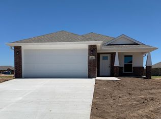 208 Oak Ave, Gentry, AR 72734