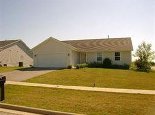 226 English Oak Ln, Poplar Grove, IL 61065
