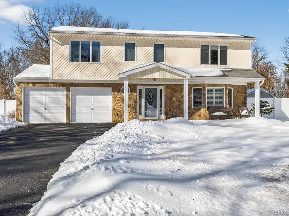 18 Melrose Lane, Commack, NY 11725